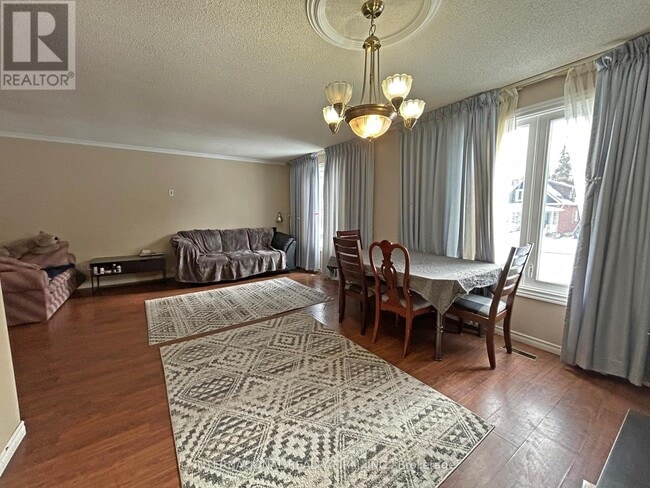 Building Photo - 63 Centre St E