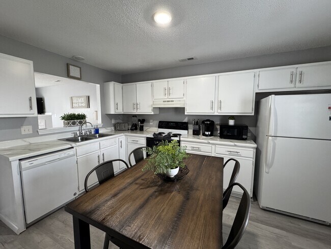 Foto del edificio - 205 Pinegrove Ct