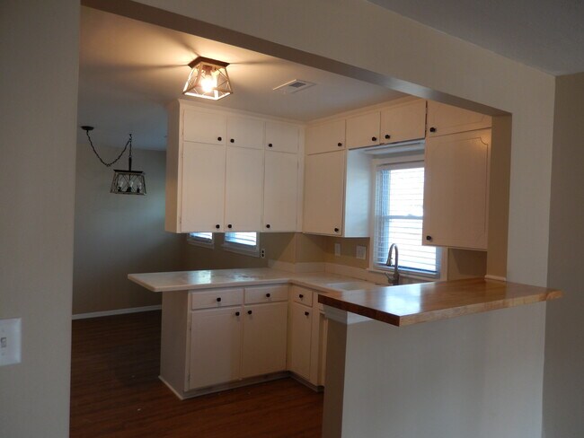 Building Photo - 1609 McKinley Ave NE