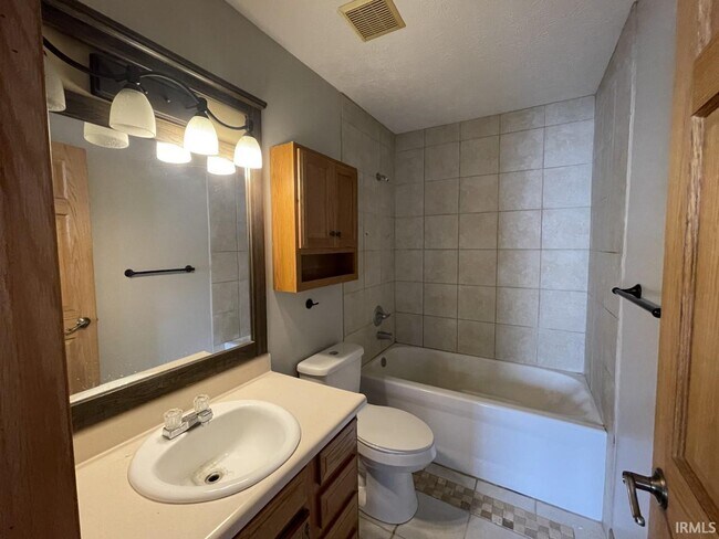Foto del edificio - 5653 Bingham Dr