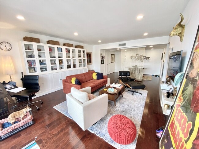 Building Photo - 2016 Main St