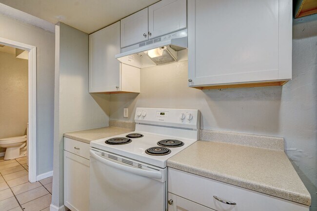 Building Photo - 4 bed 1.5 bath duplex in Midwest City