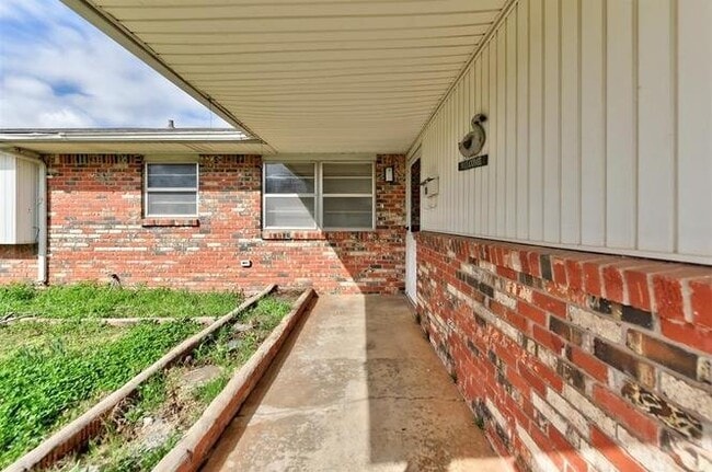 Building Photo - 1001 Hampton Rd