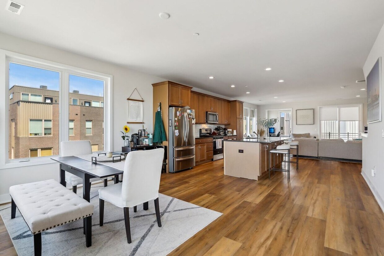 Foto principal - Gorgeous 3BD/2.5BA Waterfront Townhome!