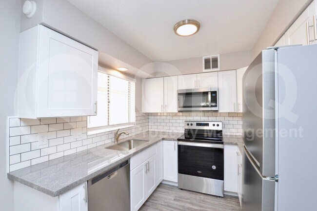 Foto del edificio - 645 N Arrowhead Dr