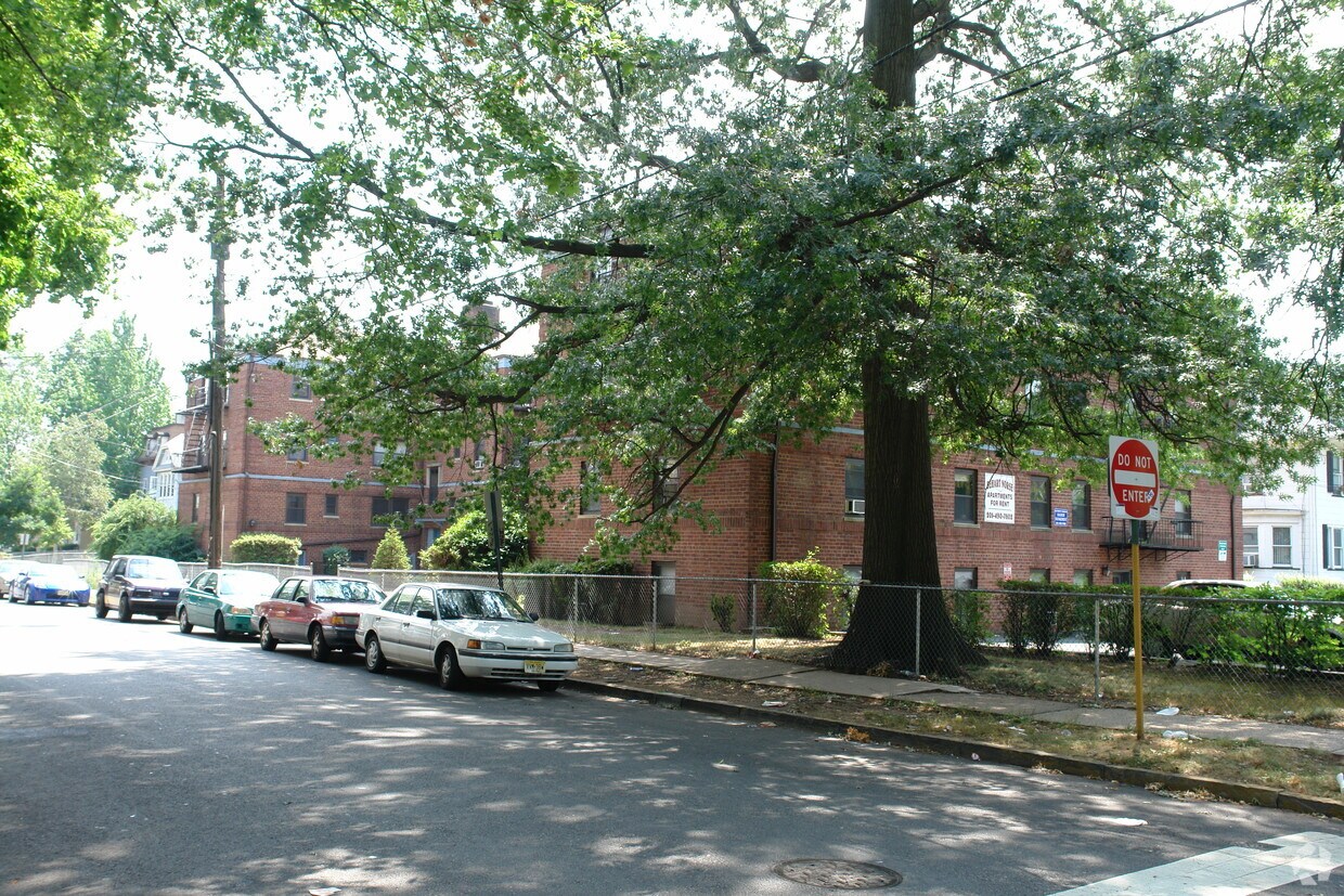 Foto principal - Jeffrey Garden Apartments