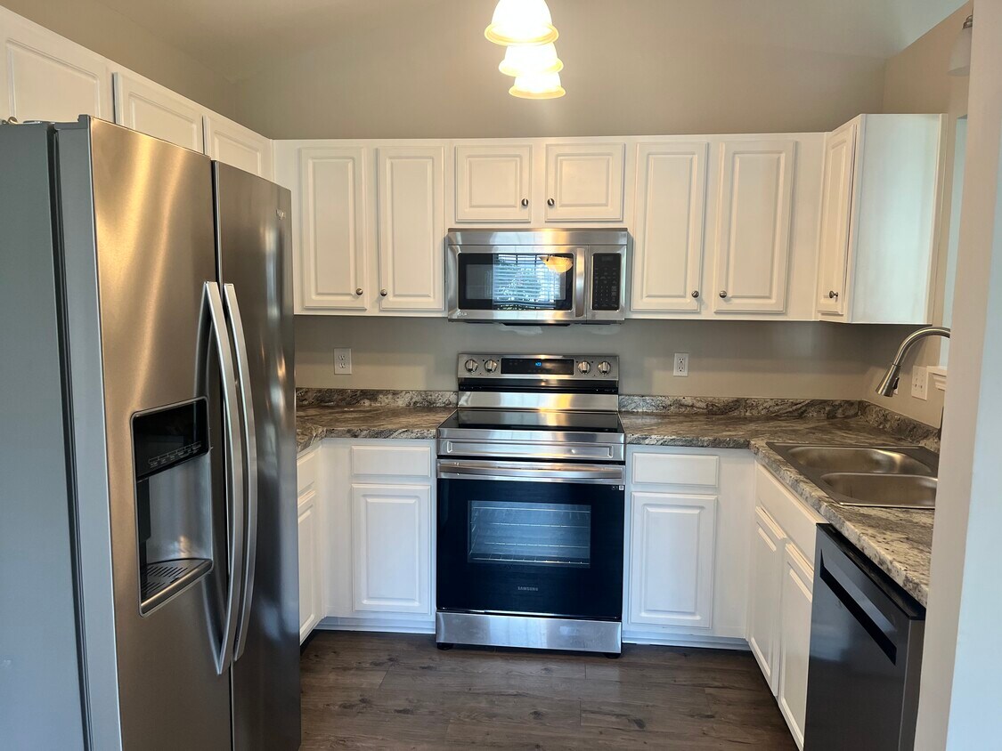 Kitchen - 148 Annacy Park Dr