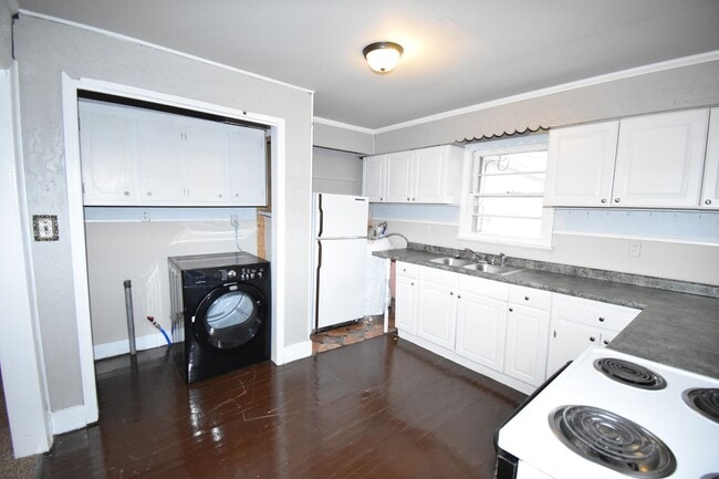 Building Photo - 3 Bedroom Pet Friendly Home For Rent!