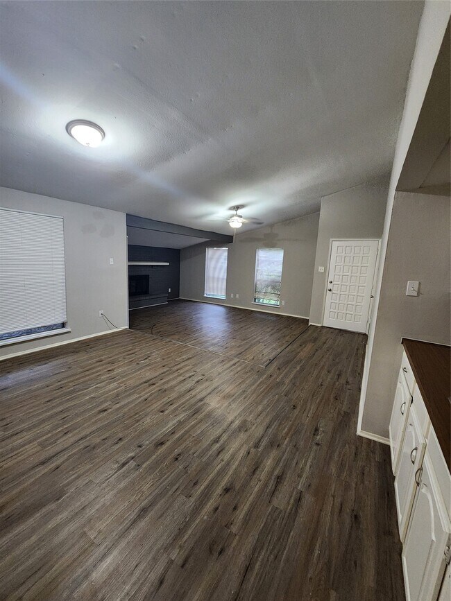 Foto del edificio - 3822 Broken Elm Dr