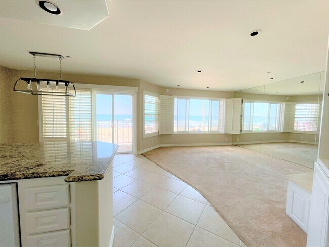 Foto del edificio - BEACH FRONT CONDO - Panoramic Ocean Views!