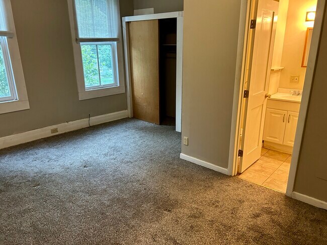 Room 1 entry view 2 - 939 Washington Ave