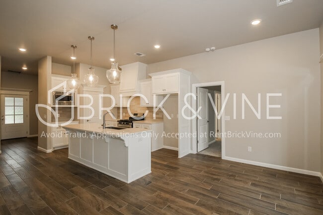 Building Photo - 5116 Whitegold Ave