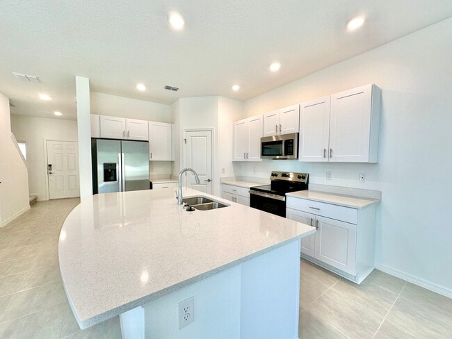 Building Photo - Freshly completed 3Bedrooms/2.5Baths End-U...