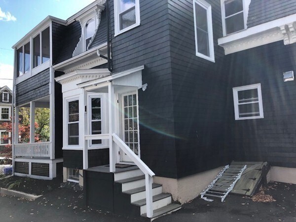 Building Photo - 93 Floral St