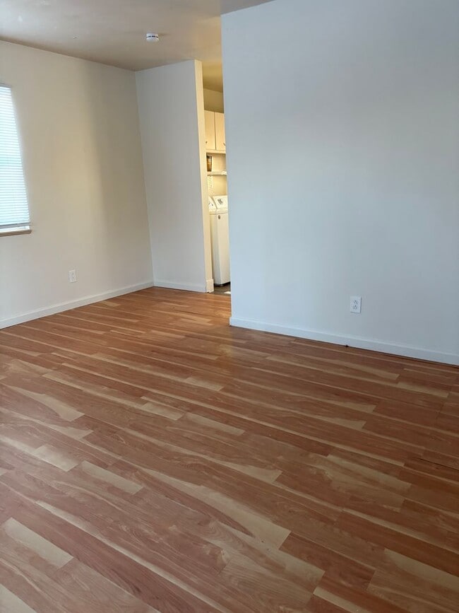 Foto del edificio - Charming 2-Bedroom Oasis with Spacious Front Yard!