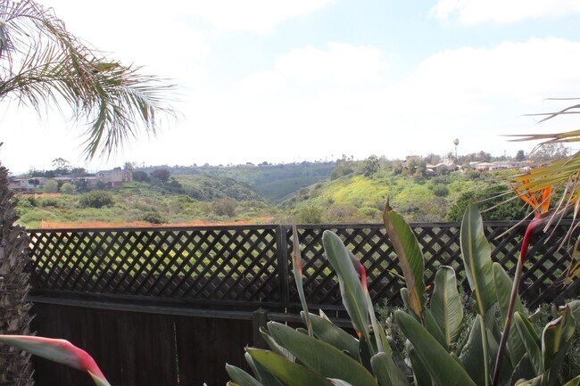 Foto del edificio - Gorgeous 3B/2BA Upgraded House w/ Canyon V...