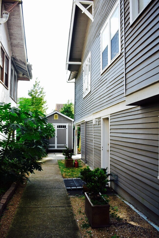 Building Photo - 8214 Hickory St