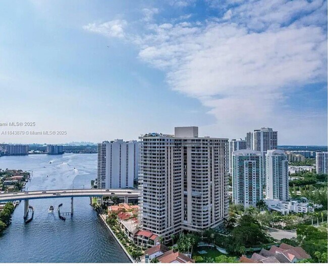 Foto del edificio - 19355 Turnberry Way
