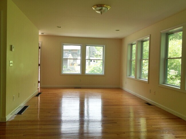 Building Photo - 489 Essex Ave