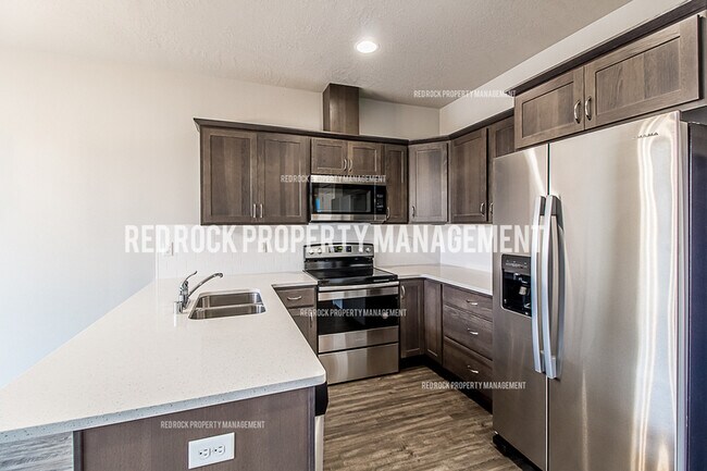 Building Photo - 325 S Woodlawn Ln