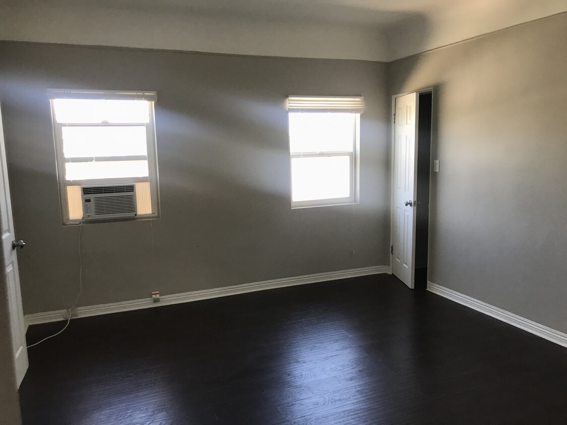 Foto principal - 1845 South La Brea Ave