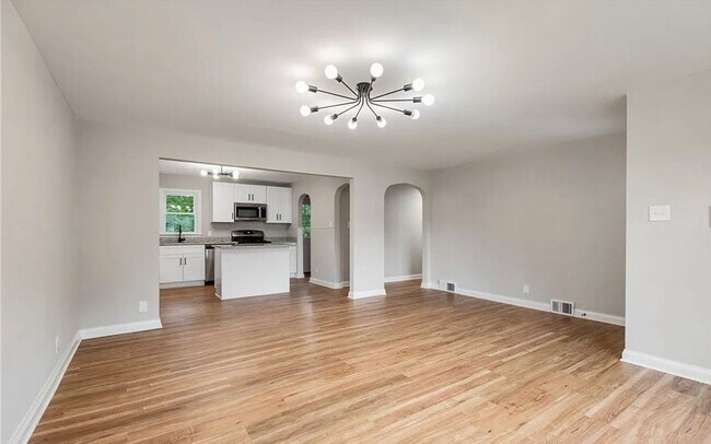 Foto del edificio - Modern 4 Bedroom Home with Granite Kitchen & Tiled Baths