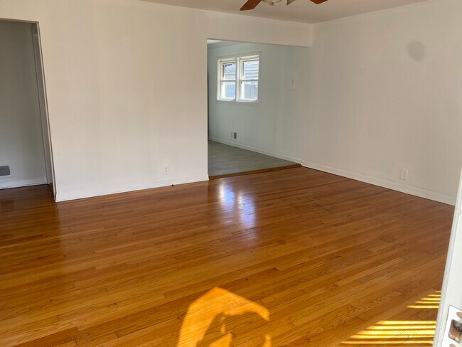 Foto del edificio - 9029 Sproat Ave