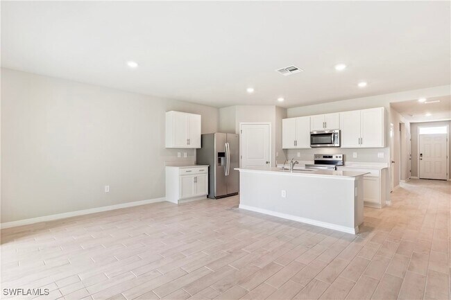 Building Photo - 3021 N Lakewood Rd