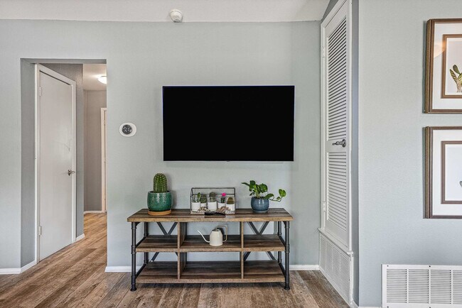 Foto del edificio - 5909 Cherry Loop