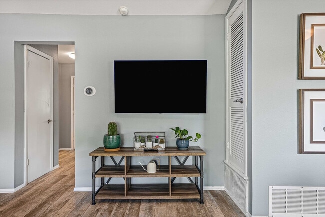 Building Photo - 5909 Cherry Loop