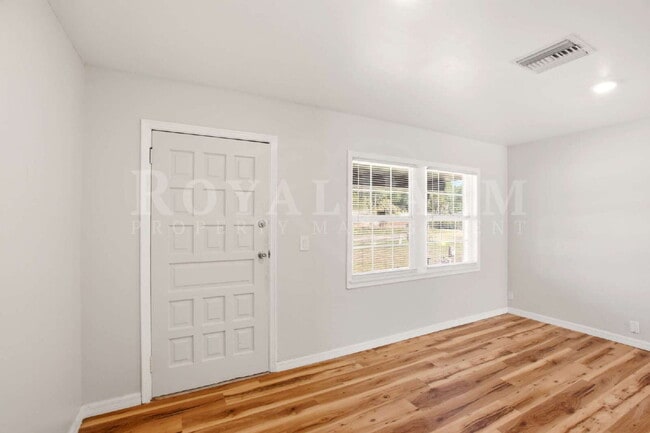 Foto del edificio - 2/1 Retreat in North Fort Myers: Apartment Life Called. We Didn't Answer.