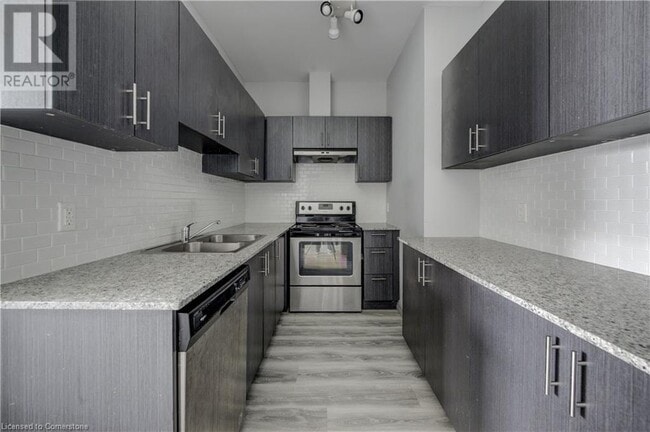 Building Photo - 275 Larch St