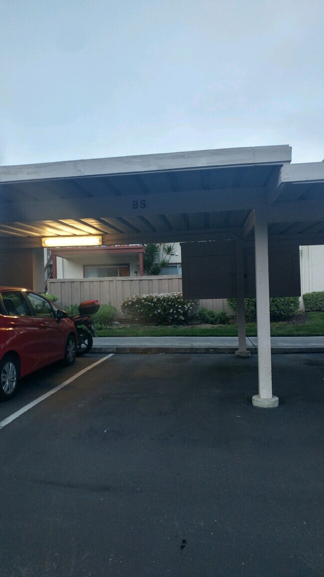 Covered parking - 4040 Porte La Paz