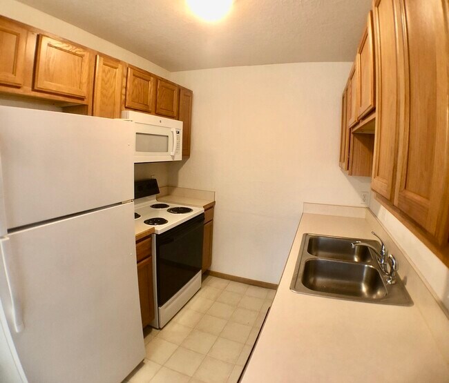Building Photo - 1531 E Bellows St