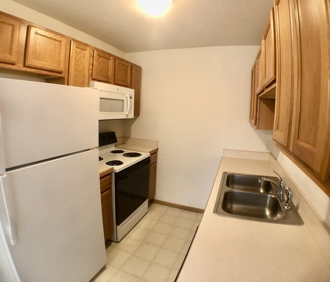 Building Photo - 1535 E Bellows St