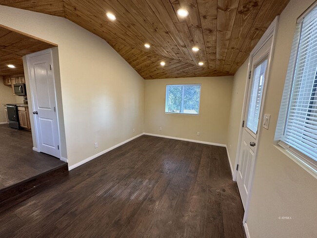 Building Photo - Updated 2 bedroom Home on Sugar Pine