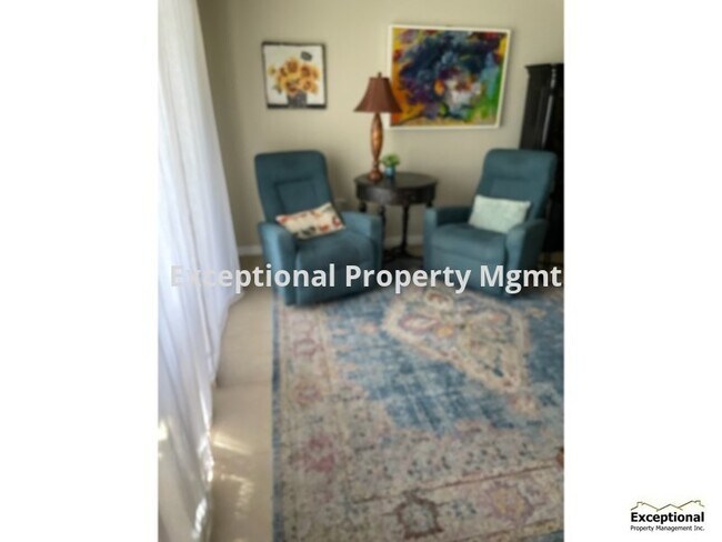 Foto del edificio - Beautiful Partially furnished annual renta...