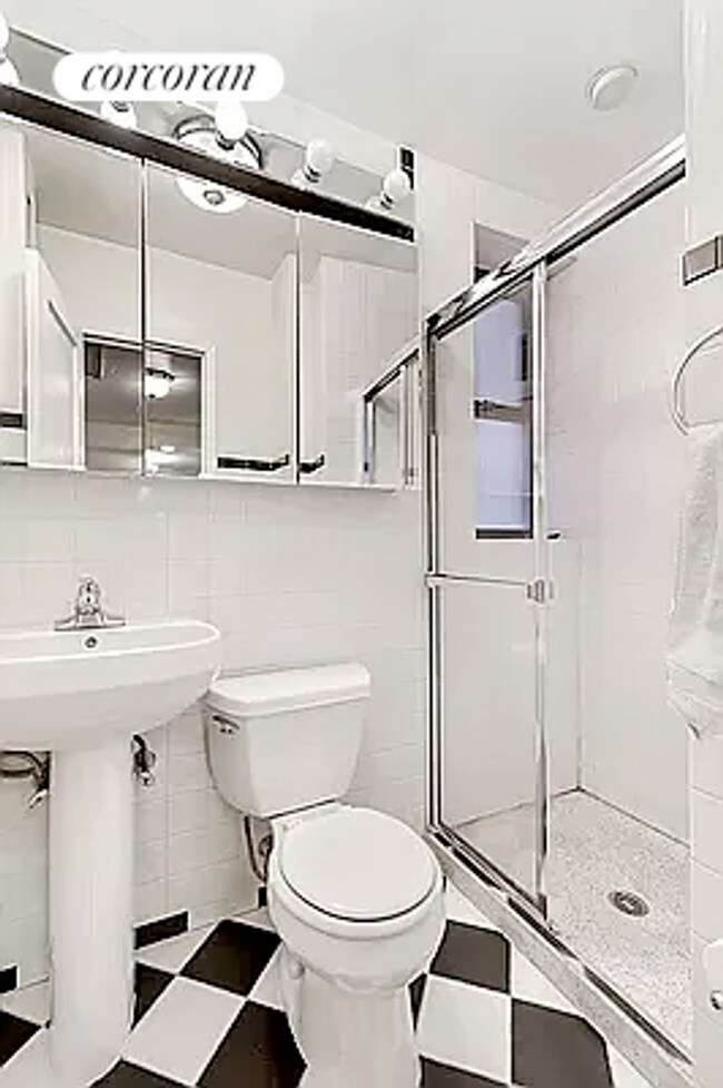 Foto del edificio - 225 W 10th St