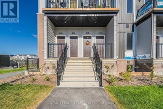 Building Photo - 805 Utopie Private