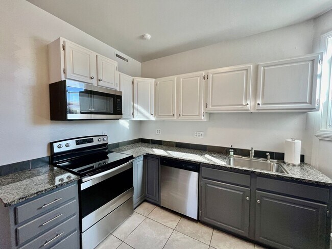 Building Photo - Beautiful 3 Bedroom (+ a 2 car garage) Lof...