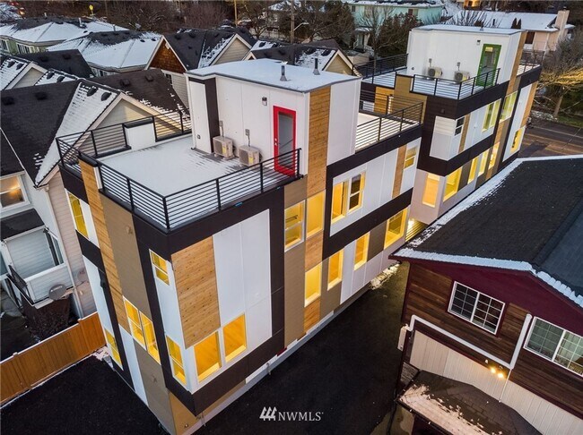 Building Photo - New Construction Townhome in Leschi Community!