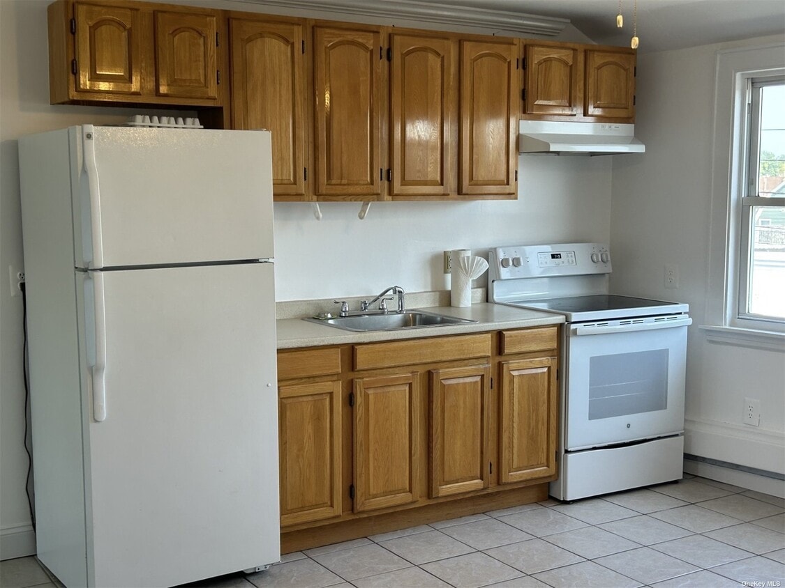 639 Willis Ave Unit 3, Williston Park, NY 11596 Room for Rent in