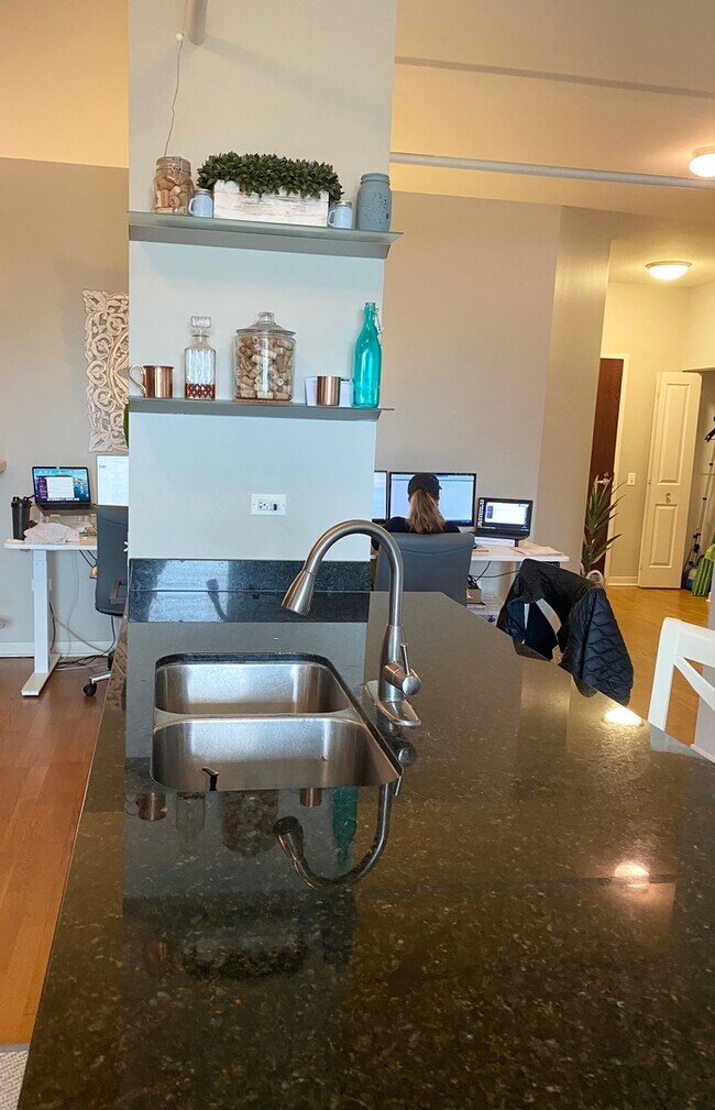 Foto del edificio - 511 W Division St