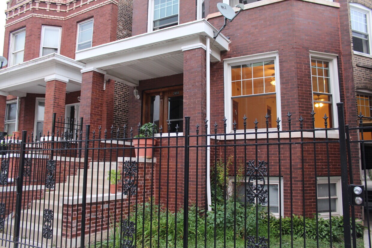 Building Photo - 2855 N Kedzie Ave
