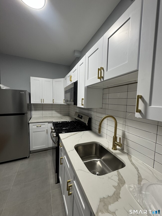 Building Photo - 222 Hallock Ave