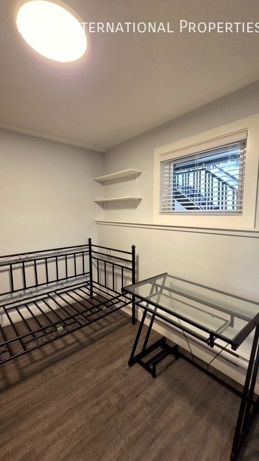 Photo du bâtiment - 3 Bed + 2 Bath Modern Basement Suite | Partially Furnished