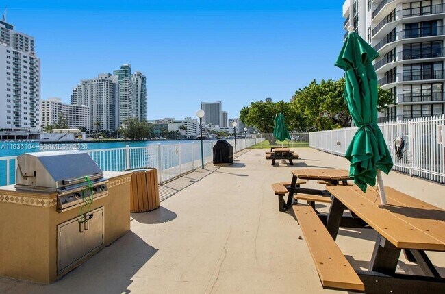 Foto del edificio - 800 Parkview Dr