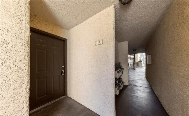Foto del edificio - Upgraded 2 bedroom condo in guard gated co...