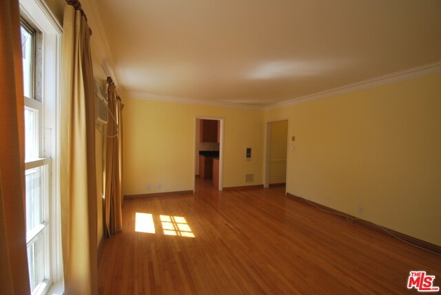 Foto del edificio - 325 N Palm Dr