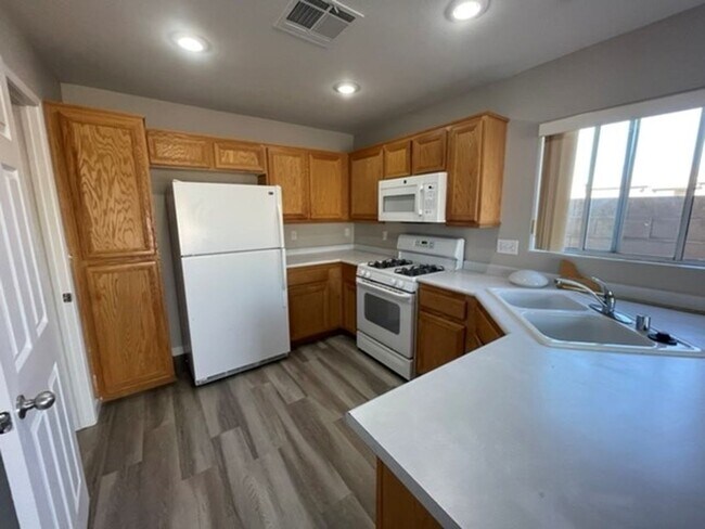 Foto del edificio - Stylishly Updated 4 Bed 2.5 Bath Corner Lot Home Near 95 & Russell with Spacious Layout & Outdoor...